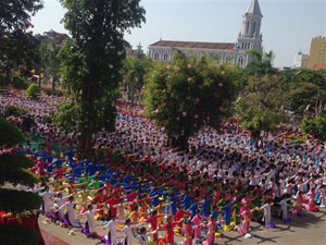 Thanh Hoa diocese: Nearly 5,000 Catholics offer flowers to Virgin Mary